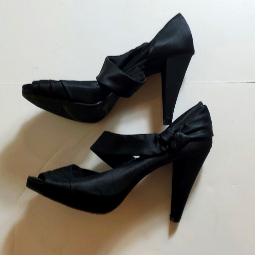 Fioni black open toed heels